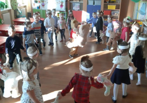 Dzieci podczas tańca w kole z misiami.